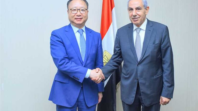 وزير التجارة يبحث