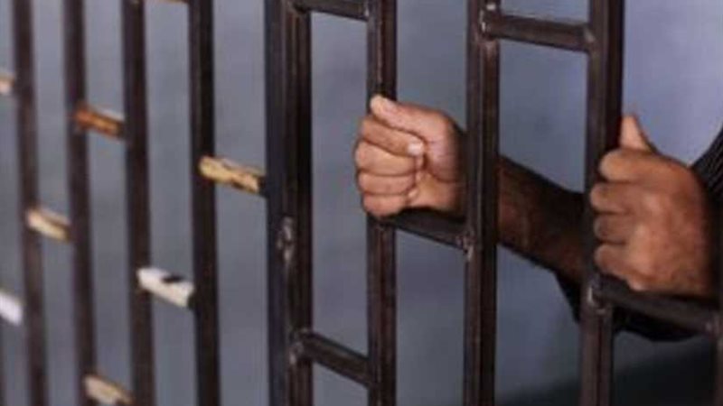 القبض على موظفين