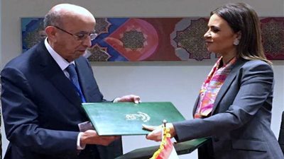 مصر توقع مع 