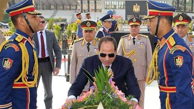 السيسي يضع إكليل الزهور على النصب التذكاري في احتفالات تحرير سيناء