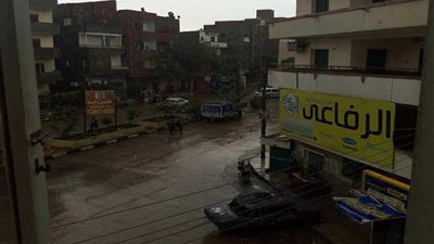 6 سيارات لسحب مياه الأمطار في بني سويف