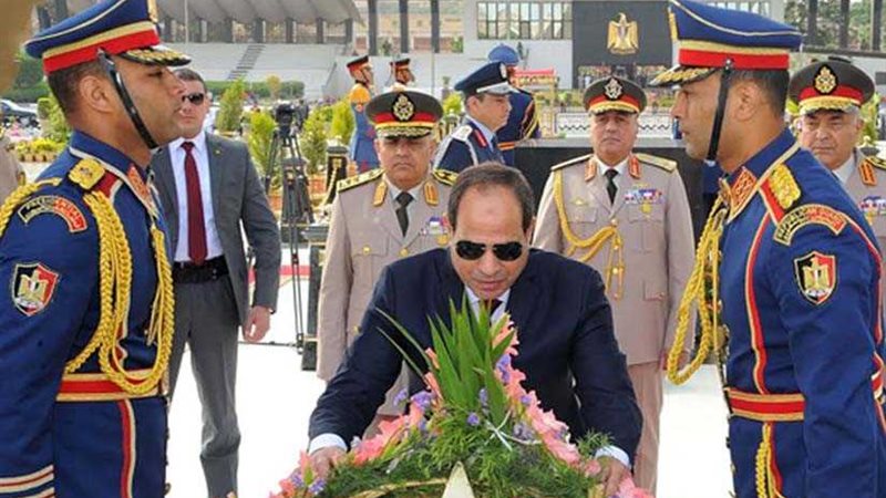 السيسي يضع إكليل