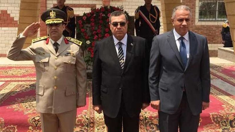 محافظ الفيوم يضع