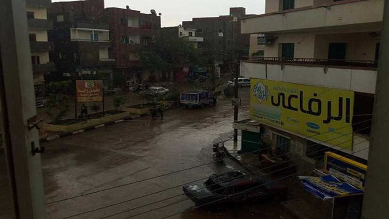 6 سيارات لسحب مياه