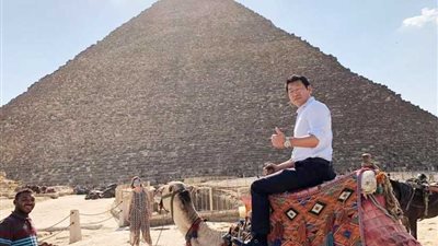 بالصور.. رئيس الاتحاد الدولي للجمباز ينبهر بآثار مصر في الأهرامات