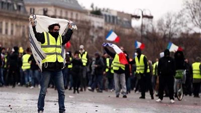 الشرطة الفرنسية تجري تحقيقا داخليا عقب إصابة متظاهر من السترات الصفراء