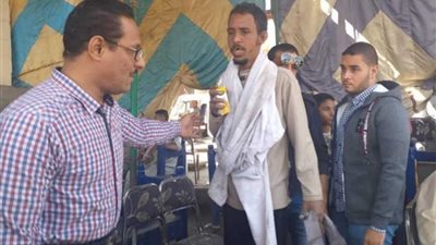 محافظ أسيوط يرصد شخصا بلا مأوى 