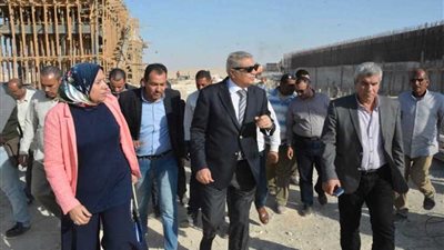 محافظ المنيا يتفقد مشروع محطة صرف 