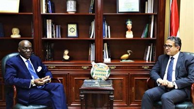 وزير الآثار يستقل سفير أنجولا بمصر