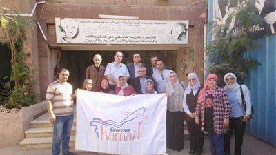 قطاع السياحة بمصر للطيران يزور الصم وضعاف السمع