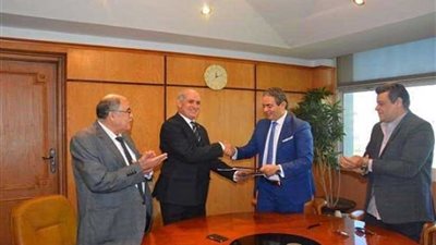 جامعة الفيوم: تهدي نقيب الإعلاميين درع الجامعة وتوقع بروتوكول تعاون بين الجامعة والنقابة