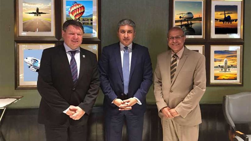 وزير الطيران يلتقي