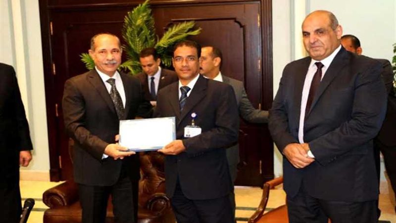 وزير الطيران يكرم