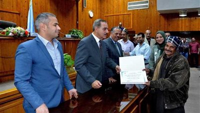 محافظ أسيوط يستهل لقاء المواطنين بتكريم رئيس مركز أبوتيج وبعض المتميزين بالمراكز والأحياء