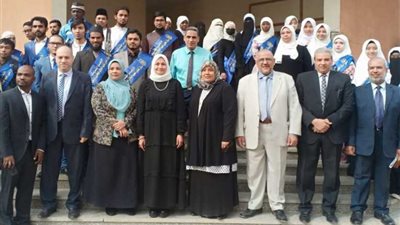 وكيل الأزهر يكرّم أوائل الطلاب الوافدين للشهادتين الإعدادية والثانوية