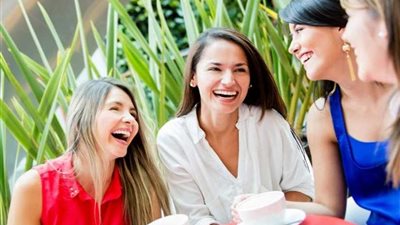 للمجاملة فن وإتيكيت.. تعرفي عليها