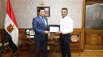 وزير الرياضة يكرم 