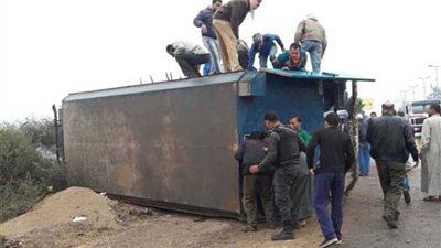 مصرع أمين شرطة وإصابة 2 آخرين إثر انقلاب سيارة ترحيلات بالبحيرة