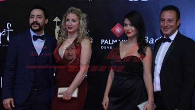 صناع فيلم الخطيئة على السجادة الحمراء لمهرجان القاهرة السينمائي الدولي
