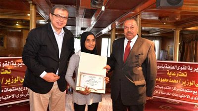 وزير القوى العاملة يفتتح معرض منتجات مركز التدريب المهني ويوزع منتجاته على الأسر الأكثر احتياجًا