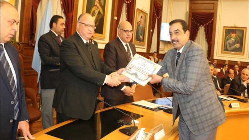 محافظ القاهرة يكرم