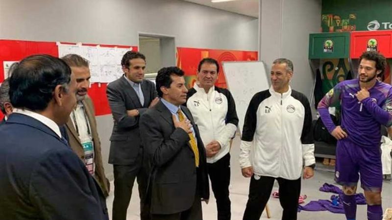 وزير الرياضة للاعبي