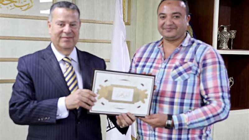 محافظ بني سويف يكرم