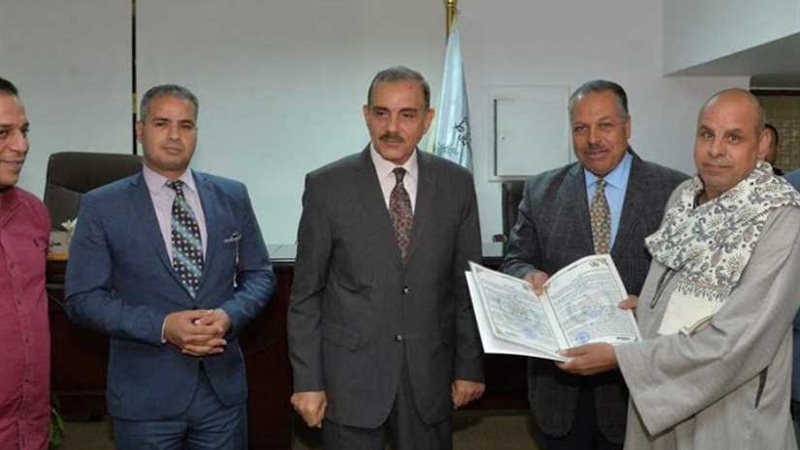 محافظ أسيوط يسلم