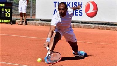 شاهد.. محمد صفوت معجزة التنس الأرضي