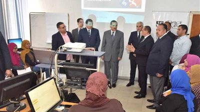 محافظ أسيوط يفتتح البرنامج التدريبي الأول للتسويق الإلكتروني والشمول المالي للسيدات والفتيات