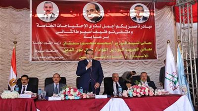 تسليم 20 شهادة أمان للعمالة غير المنتظمة بأسيوط