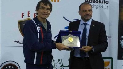 الحسيني يُهدي درع اتحاد السلاح لممثل الاتحاد الدولي للعبة والفرنسي ميشيل 