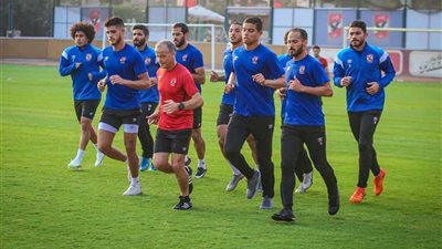 «فايلر» يحاضر لاعبي الأهلي قبل انطلاق المران باكتمال الدوليين