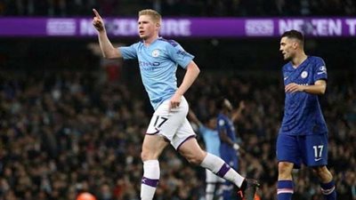 مانشستر سيتي يطارد ليفربول إلى القمة بفوز صعب على تشيلسي في الدوري الإنجليزي