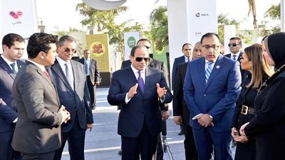 الرئيس السيسي يتفقد معارض صندوق 