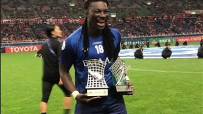 بافيتمبي جوميز نجم الهلال السعودي يحصد جائزتي الهداف وأفضل لاعب في آسيا 2019