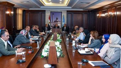 نائب محافظ الإسكندرية يتابع استعدادات شركة الصرف الصحي لاستقبال النوات القادمة