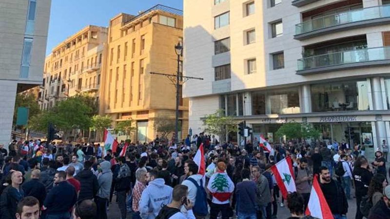 المتظاهرون اللبنانيون