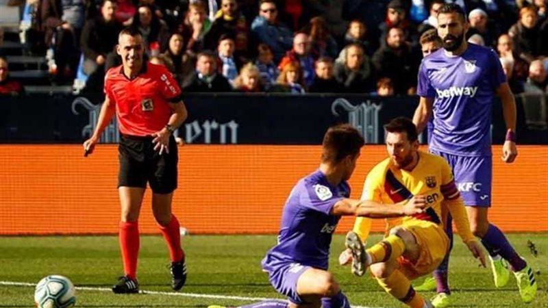 برشلونة المتصدر يفوز