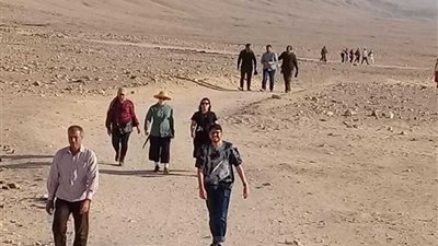 وفد سياحي من نيوزلندا يزور منطقة آثار تل العمارنة بالمنيا