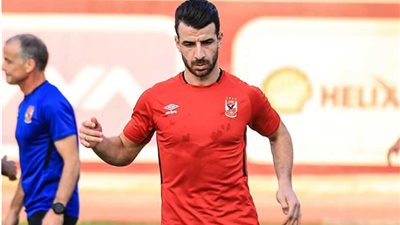 فحص طبي للاعب الأهلي محمود متولي بعد العودة من تونس