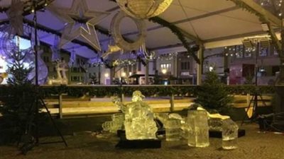 تمثال ثلجي في سوق 