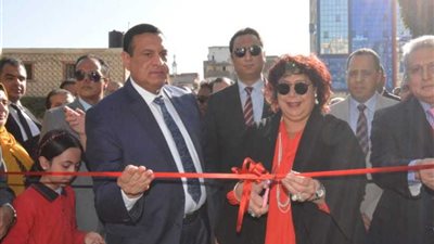 وزيرة الثقافة ومحافظ البحيرة يفتتحان مكتبة مصر العامة بكفر الدوار