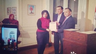 مدير المراكز الثقافية الروسية بمصر يكرم الزميلة شاهيناز عزام
