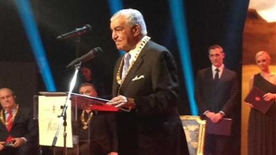 زاهي حواس يحصل على 