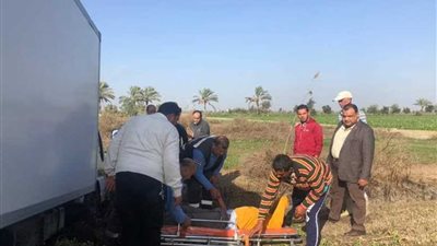 إصابة شخص إثر انقلاب سيارة نقل داخل أرض زراعية بالدقهلية