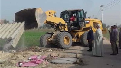 رفع 1126 حالة إشغال طريق ثابت ومتحرك في حملة مكبرة بدمنهور