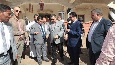 محافظ بني سويف يعاين شكوى أهالي الرياض من طفح المياه الجوفية