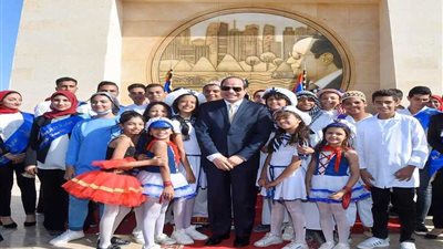 عاجل.. صورة تذكارية للرئيس السيسي مع زهور المستقبل بمدخل أنفاق بورسعيد الجديدة