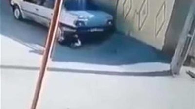 أب يدهس ابنه أثناء ركن سيارته